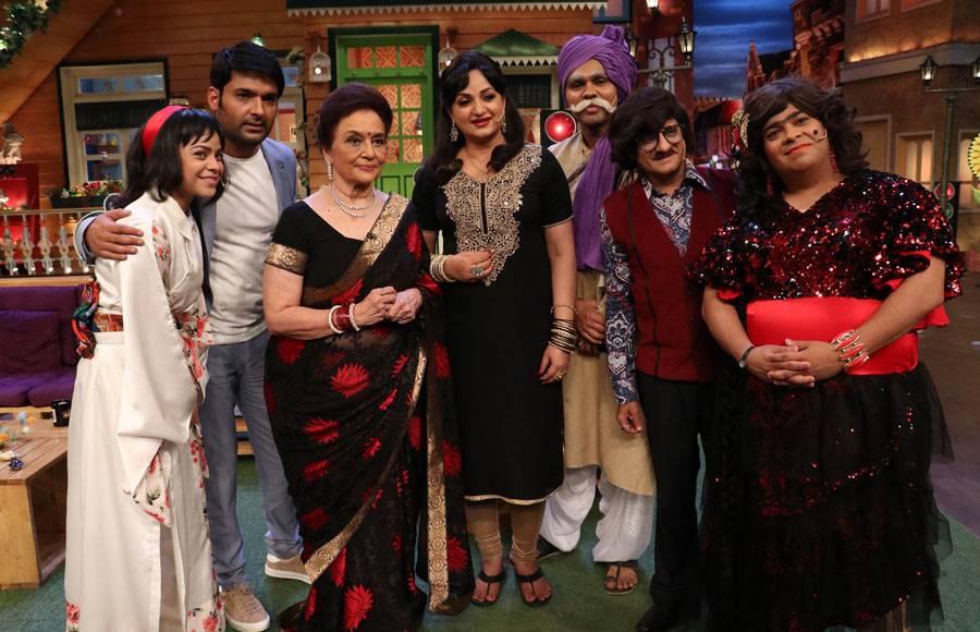 Paresh Ganatra, Helen, Asha Parekh, Upasana Singh, Kiku Sharda, Sumona Chakravarti, and Kapil Sharma in The Kapil Sharma Show (2016)