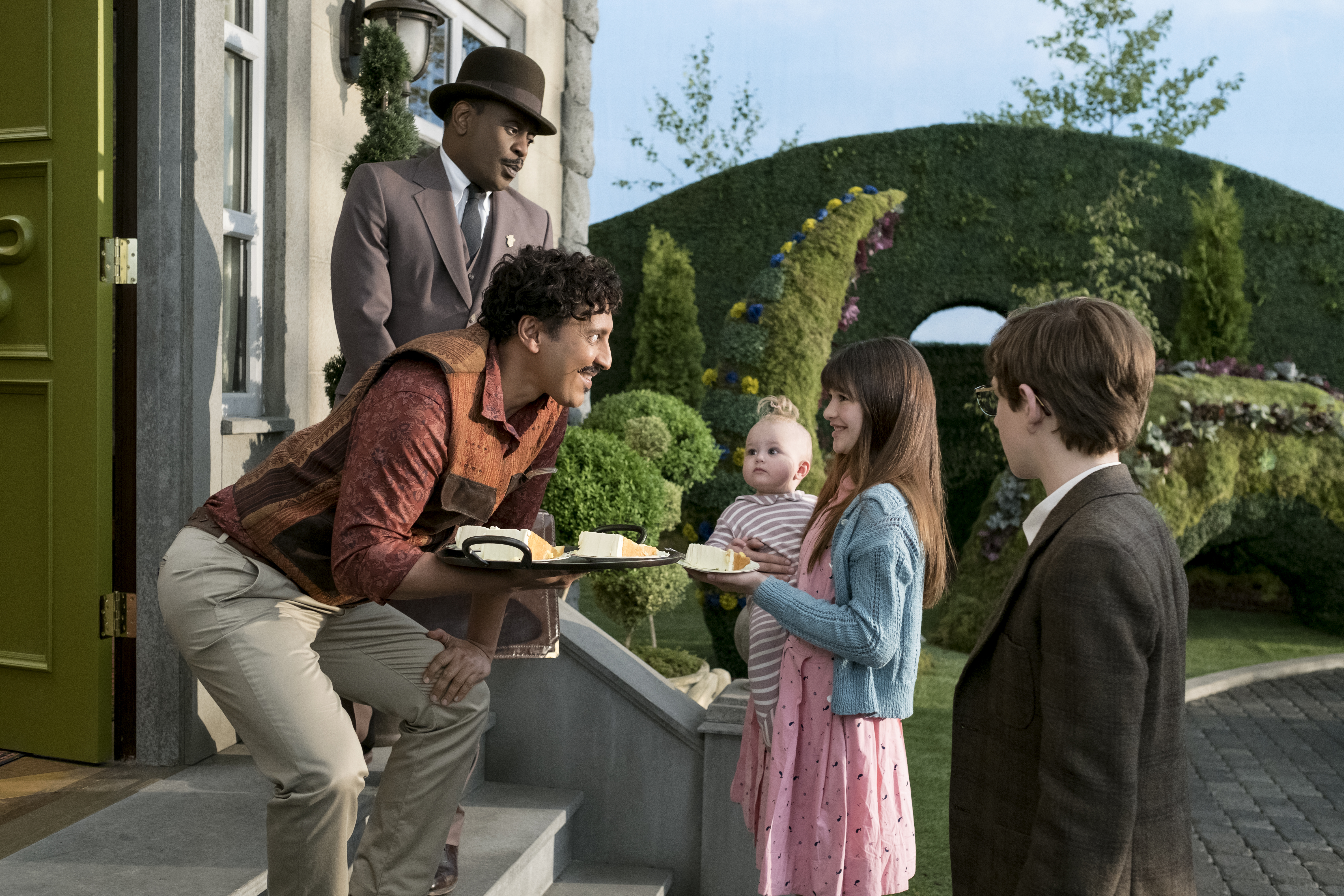 K. Todd Freeman, Aasif Mandvi, Malina Pauli Weissman, Louis Hynes, and Presley Smith in A Series of Unfortunate Events (2017)