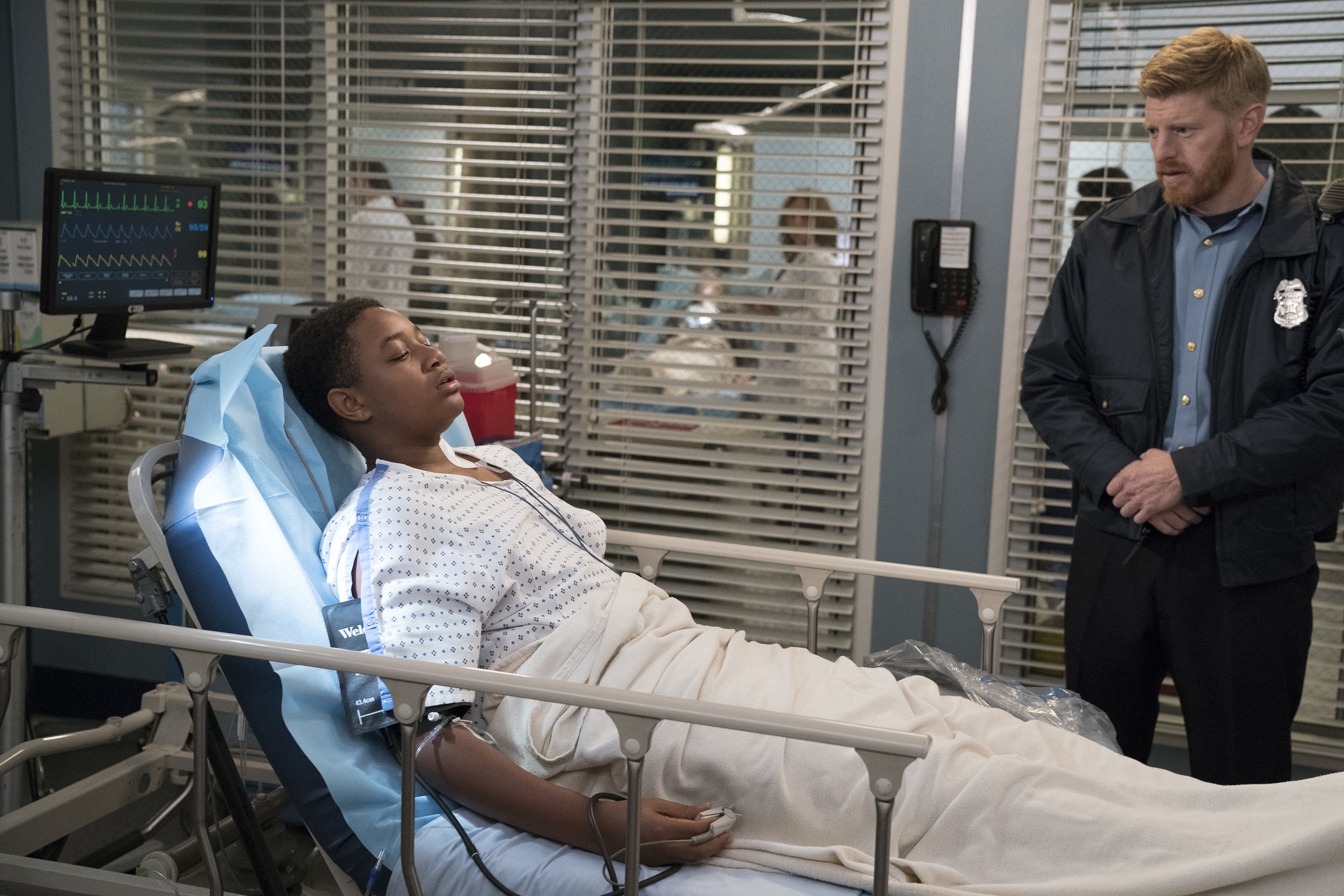 Michael Weaver and Kai Chamar Williams in Grey's Anatomy (2005)