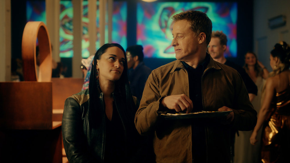 Alan Tudyk and Sara Tomko in An Alien in New York (2022)