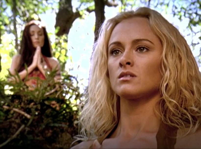 Jennifer O'Dell and Laura Vazquez in The Lost World (1999)