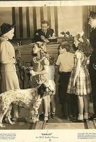 Robert Bray, Lee Frederick, Kenneth MacDonald, George McDonald, Sharyn Moffett, Jean Moorhead, Walter Reed, Jacqueline White, and Banjo the Dog in Banjo (1947)