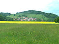 Ortsbild, im Hintergrund der Göringer Stein