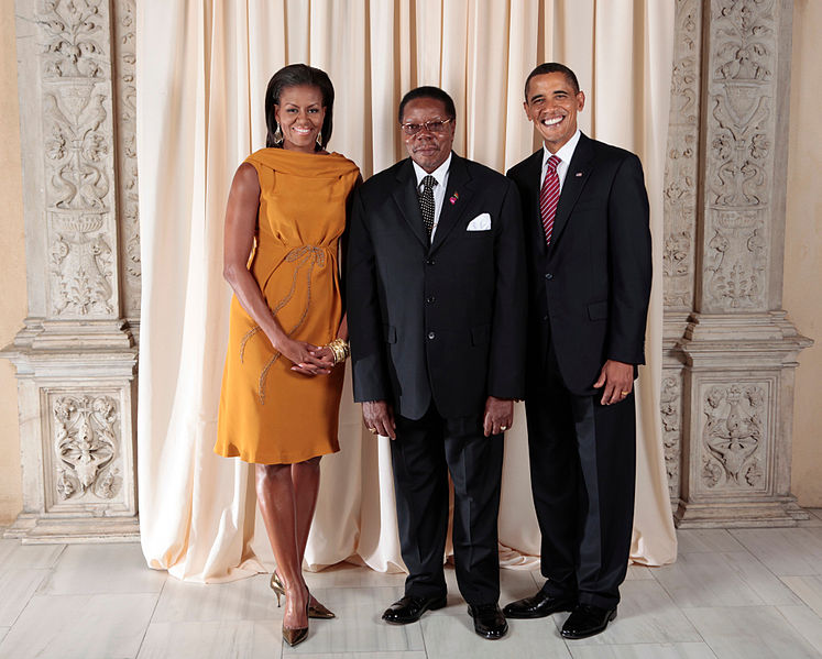 File:Bingu wa Mutharika with Obamas.jpg