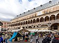 Piazza della Frutta, con sullo sfondo il Palazzo della Ragione