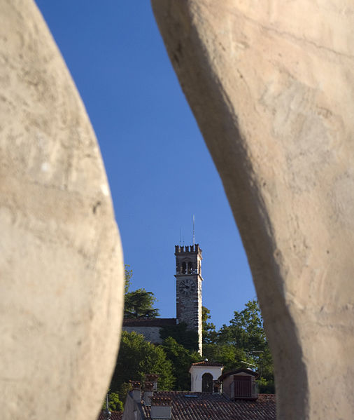 File:"Castello" visto da monumento "Porta della luce" in piazza "Falcone e Borsellino".jpg