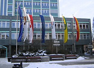 Fahnen von Bayreuths Partnerstädten am Neuen Rathaus