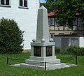 Gefallenendenkmal an der Kirche