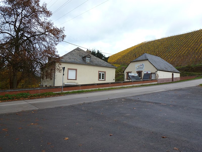 File:Trier-Kürenz, Gebäude im Avelertal am Kolonnenweg 20151106.jpg