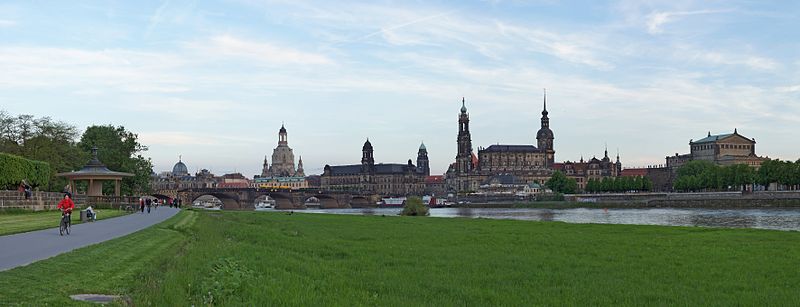 File:Elberadweg-pano-DSC06259 Dresden Glockenspiel.jpg