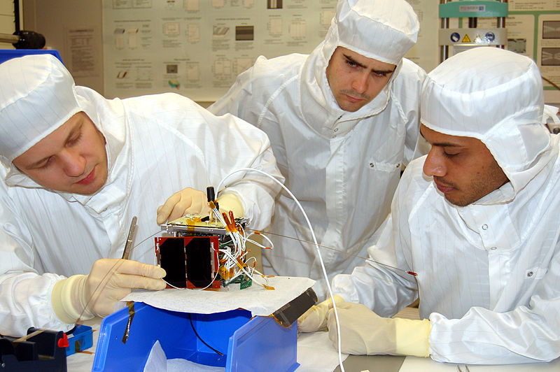 File:Uwe2-in-cleanroom.JPG