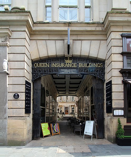 File:Entrance to Queen Avenue, Dale Street 01.jpg