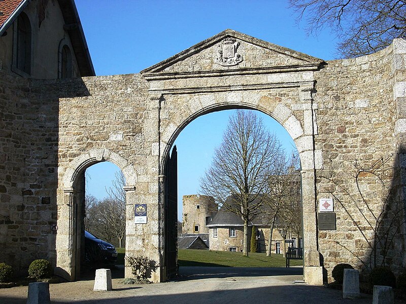 File:Château de la Flocellière.JPG