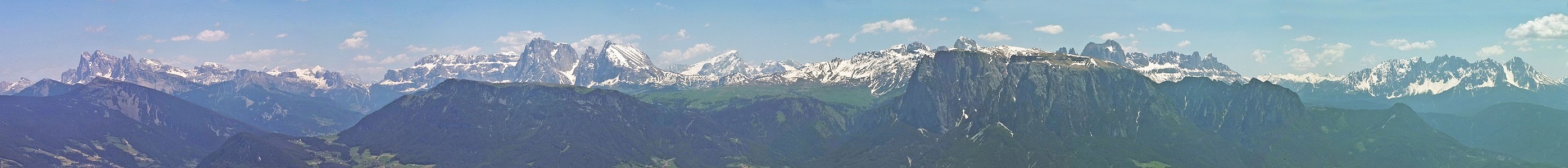 Panorama der Dolomiten von Ritten her gesehen mit Geislergruppe (links) Seiser Alm (Bildmitte), Schlern Gruppe (rechts vorn), Latemar (rechter Bildrand) siehe Anmerkungen in der Bildbeschreibung - description and mountains group Geislergruppe (left) Seiser Alm (middle), Schlern Gruppe and Latemar (right).