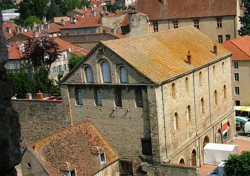 File:Anciennes ecuries cluny.JPG