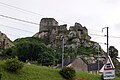 La Roche-Maurice : le château au-dessus de la ligne de chemin de fer