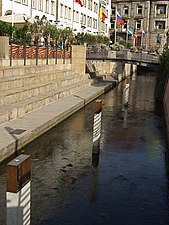 Stahlskulpturen von Horst Antes im "Canale Grande"