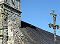 La Roche-Maurice : l'église Saint-Yves et son calvaire, vues partielles