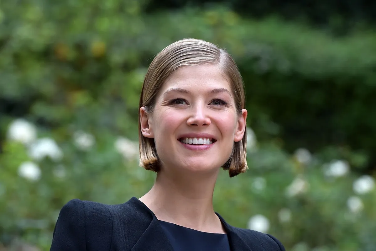 Rosamund Pike posing in a black outfit at the photocall for 'Gone Girl'.